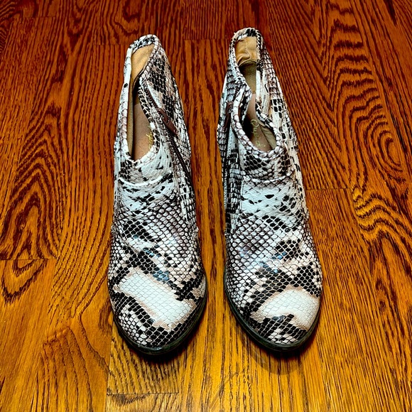 QUPID faux snake skin booties women’s size 6 - Picture 2 of 6